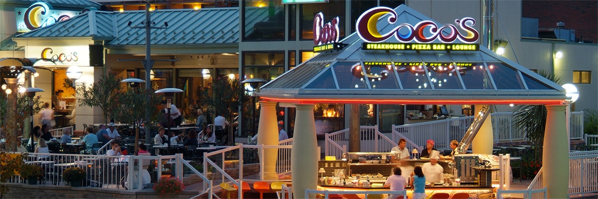 Dining at the Niagara Falls Coco's patio with outdoor chefs