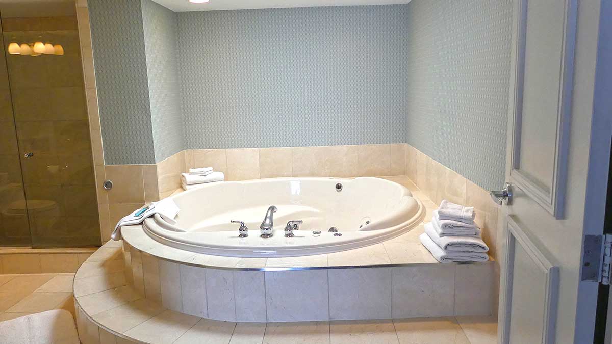 King Bed with Jacuzzi Holiday Inn By The Falls