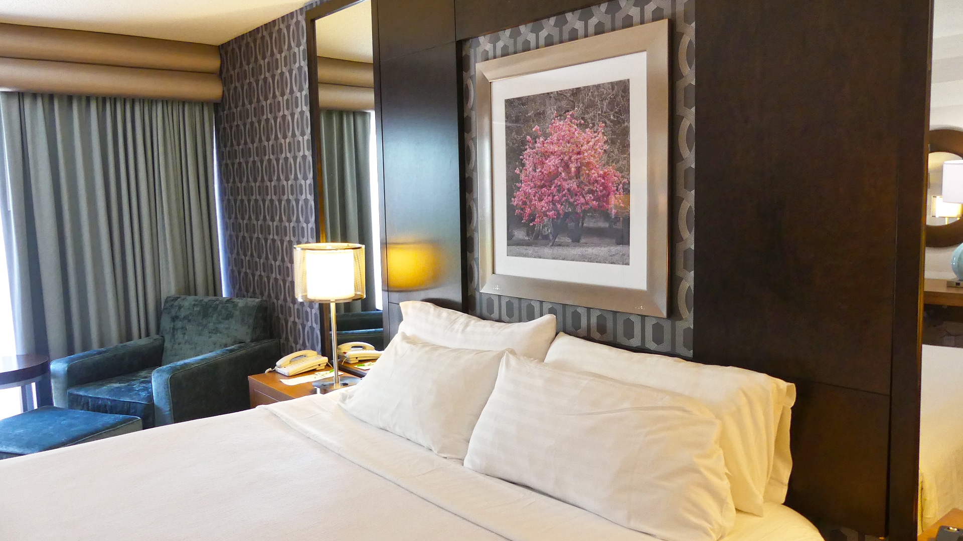 One King Bed Room Holiday Inn By The Falls